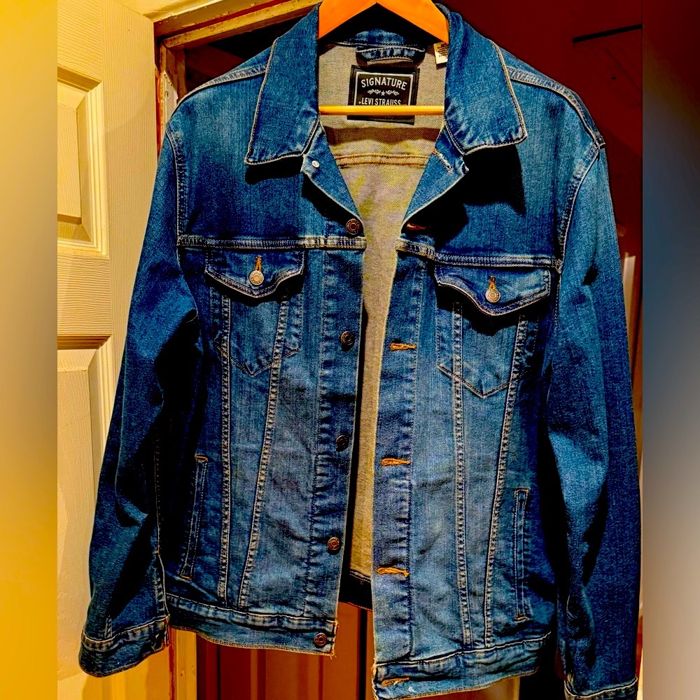 LEVI Strauss denim jacket. (Size L)
Signature Gold Series